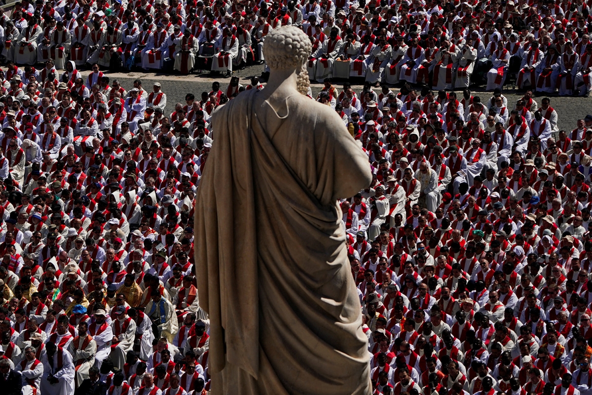 Sau tang lễ, linh cữu của Giáo hoàng Francis được rước qua các đường phố của Rome trên đường tới nhà thờ yêu thích của ông – Vương cung thánh đường Santa Maria Maggiore, nơi thi hài sẽ được chôn cất trong một ngôi mộ ngầm đơn giản.