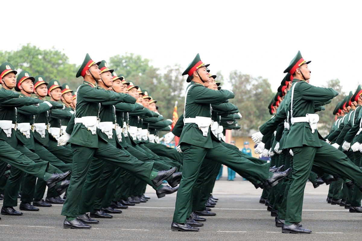 The armed forces participate in the parade with 32 formations.