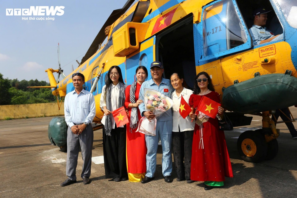 Gia đình phi công Nguyễn Đình Giang tặng hoa chúc mừng ông hoàn thành nhiệm vụ bay kỷ niệm 50 năm thống nhất đất nước.