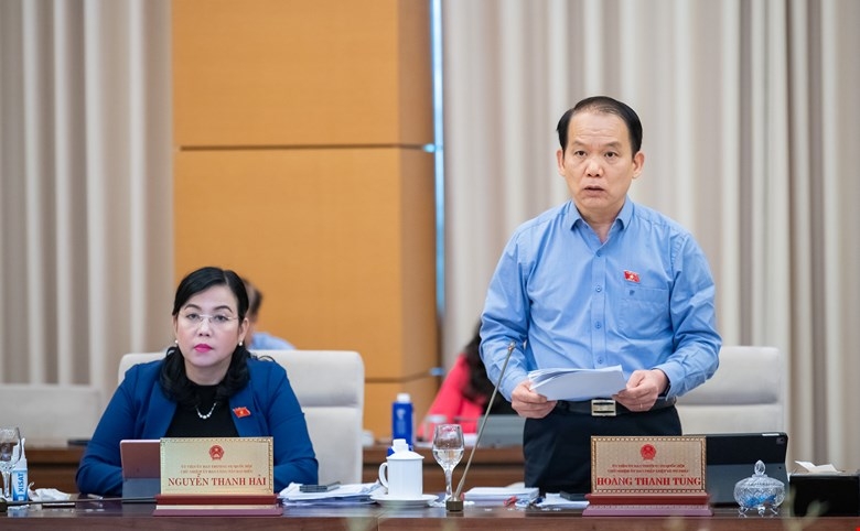 Chủ nhiệm Ủy ban Pháp luật – Tư pháp Hoàng Thanh Tùng trình bày báo cáo thẩm tra