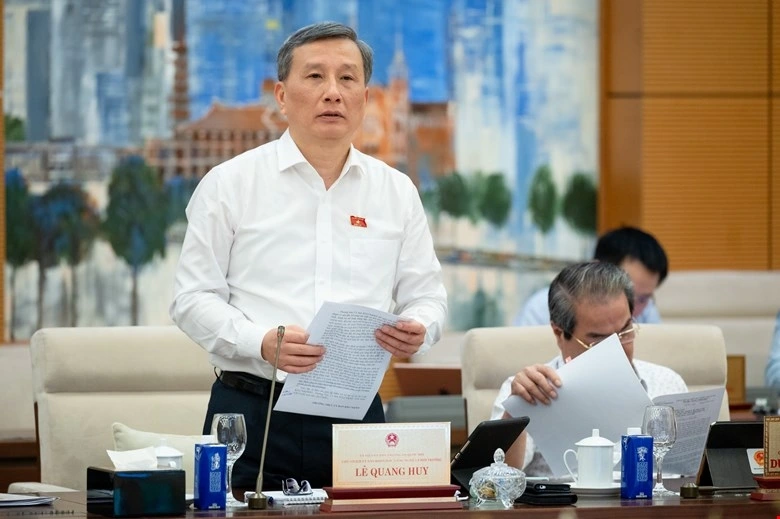 Chủ nhiệm Ủy ban KH,CN&amp;MT Lê Quang Huy trình bày báo cáo thẩm tra