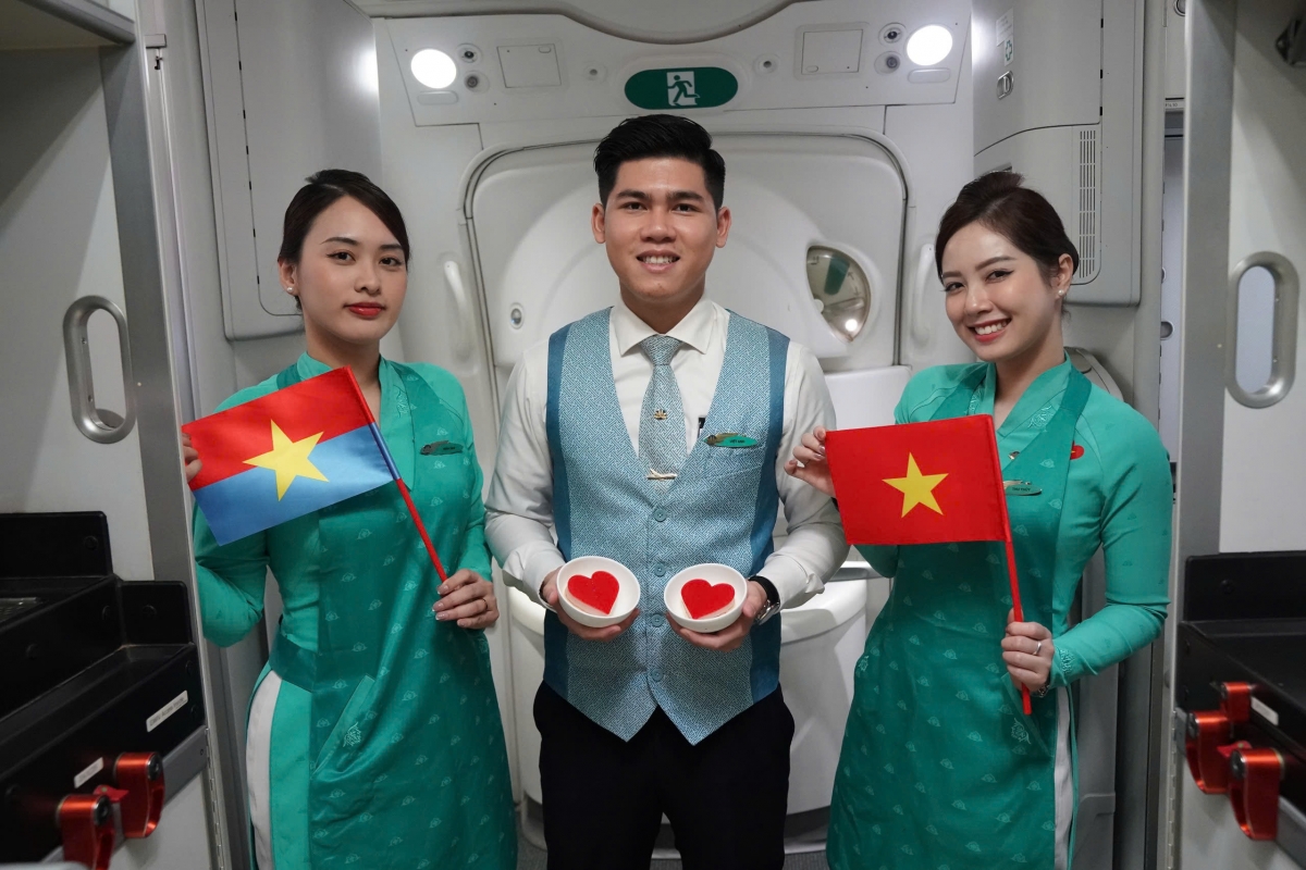 Trên chuyến bay đặc biệt VN209 ngày 30/4, Vietnam Airlines phục vụ hành khách món bánh ngọt hình trái tim, thay lời tri ân gửi gắm yêu thương và niềm tự hào dân tộc.