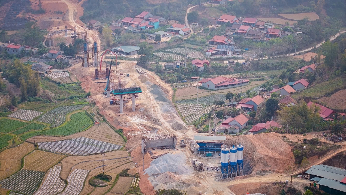 Một đoạn khác của dự án Hữu Nghị - Chi Lăng là tuyến kết nối cửa khẩu Tân Thanh và cửa khẩu Cốc Nam (kết nối cao tốc Hữu Nghị - Chi Lăng với cao tốc Đồng Đăng - Trà Lĩnh) dài 17 km, quy mô 02 làn xe (nền đường rộng 14,5 m).