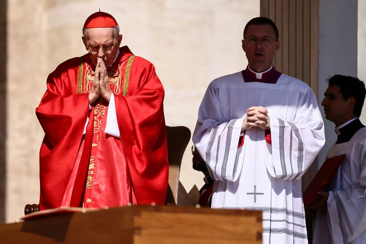 Hồng y Giovanni Battista Re chủ trì Thánh lễ an táng của Giáo hoàng Francis. Trong bài phát biểu tại lễ tang, Đức Hồng Y Giovanni Re đọc bài thuyết pháp, trong đó ca ngợi Giáo hoàng Francis là một vị giáo hoàng của nhân dân, một mục sư giao tiếp với tất cả mọi người bằng trái tim rộng mở.