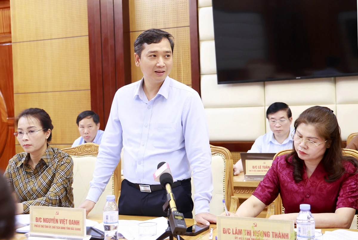 Chủ tịch UBND tỉnh Bắc Giang Nguyễn Việt Oanh trao đổi tại hội nghị