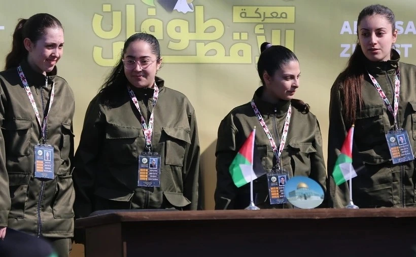 Các con tin Israel được Hamas trả tự do tại thành phố Gaza ngày 25/1/2025. (Ảnh: THX/TTXVN)