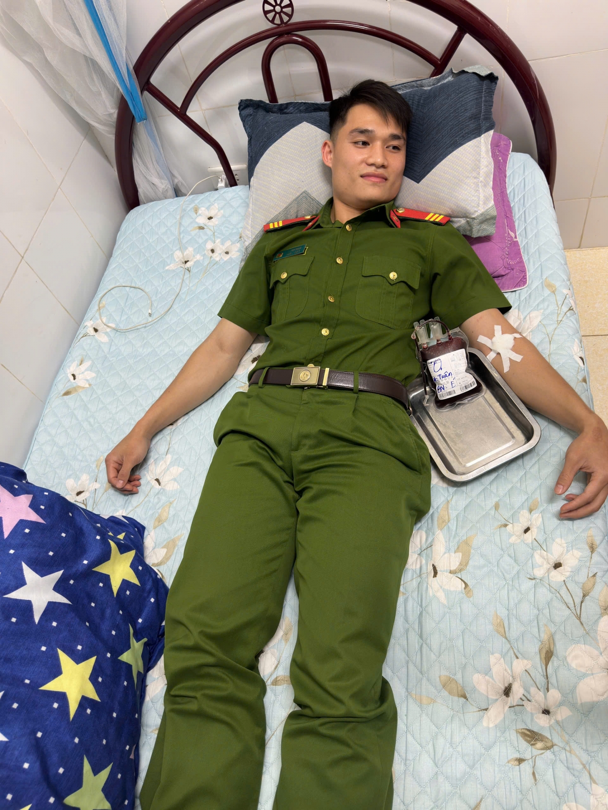 Thượng sĩ Lò Văn Tuân kịp thời hiến máu cứu bệnh nhân đang gặp nguy cấp