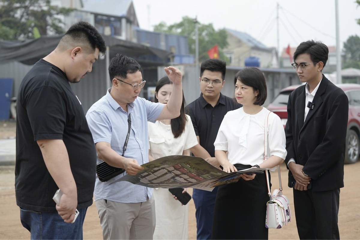 Hình ảnh khách hàng Hàn Quốc đến tham quan và tìm hiểu dự án