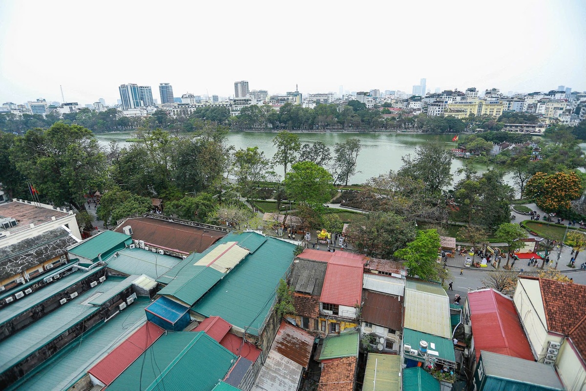 Thành phố Hà Nội vừa có chủ trương di dời một số trụ sở, nhà dân ở phía đông Hồ Gươm (quận Hoàn Kiếm), để mở rộng không gian công cộng, xây dựng khu vực phía đông Hồ Gươm theo hướng trở thành khu quảng trường - công viên đặc biệt.