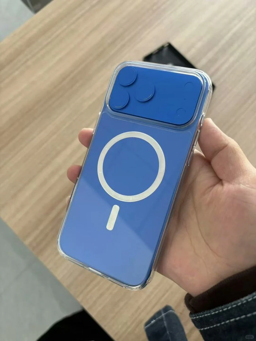 Hình ảnh này được lấy từ một mẫu thiết kế ốp lưng dành riêng cho iPhone 17, cho phép người dùng dễ dàng hình dung những thay đổi trong thiết kế, đặc biệt là trên hai phiên bản cao cấp: iPhone 17 Pro và iPhone 17 Pro Max.