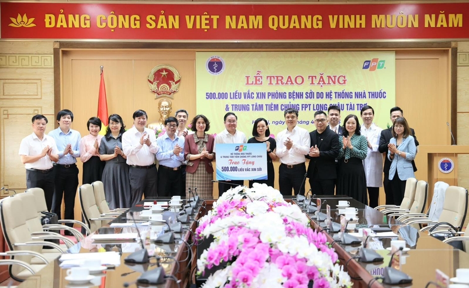 Bộ Y tế tiếp nhận nửa triệu liều vaccine sởi do Tiêm chủng FPT Long Châu tài trợ