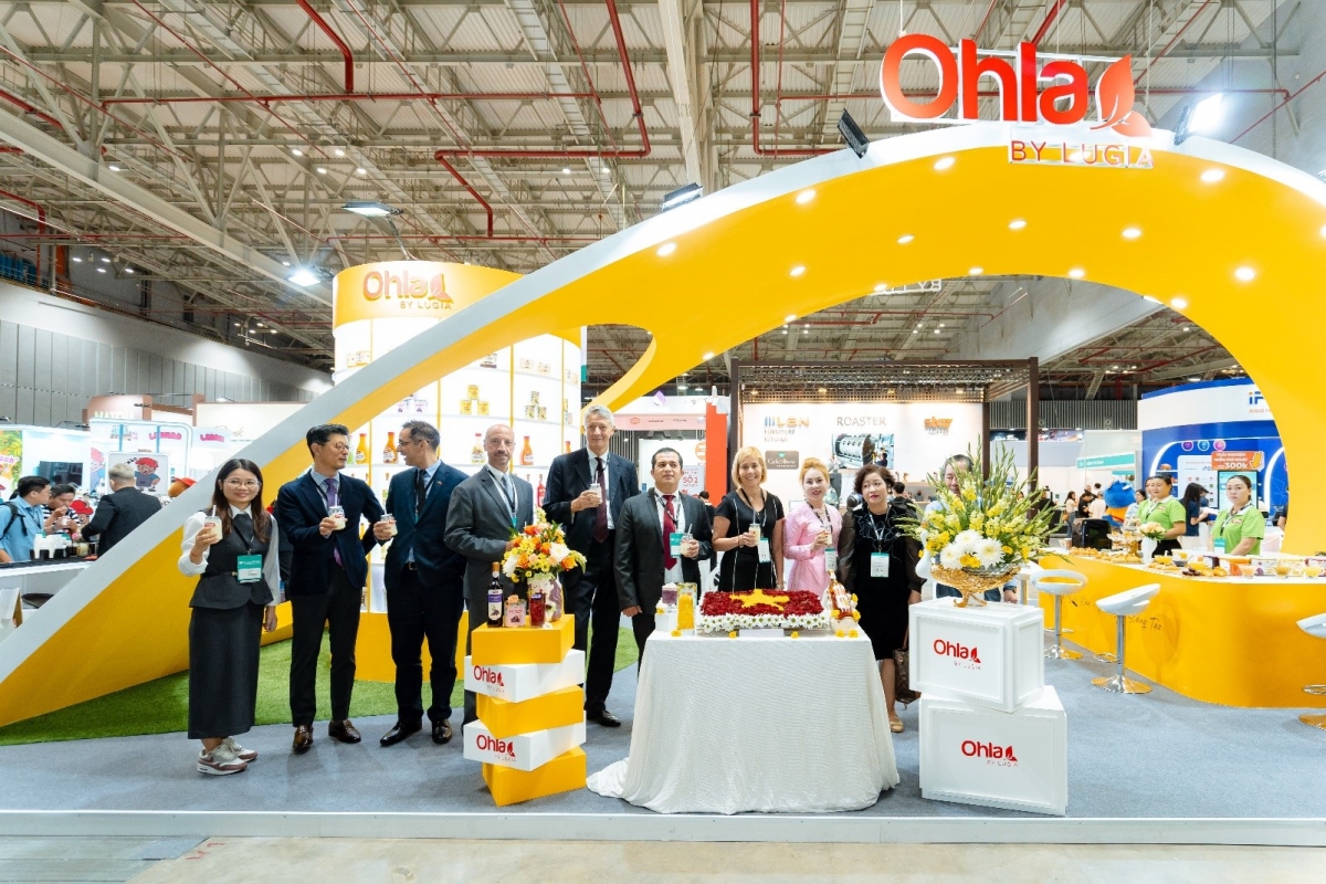 Đại biểu tham quan gian hàng của Công ty Cổ Phần Công Nghệ Thực Phẩm Lương Gia