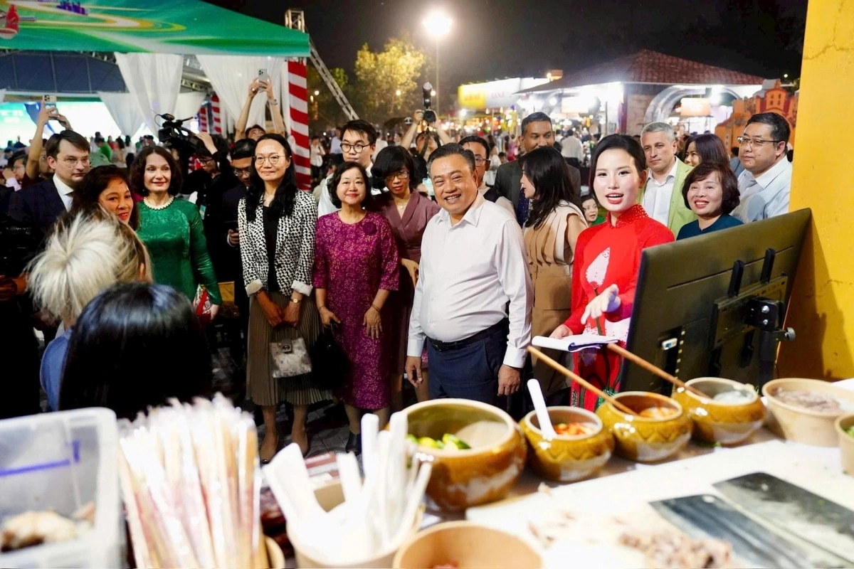 Các đại biểu thăm gian hàng Phở Story và các gian hàng phở địa phương