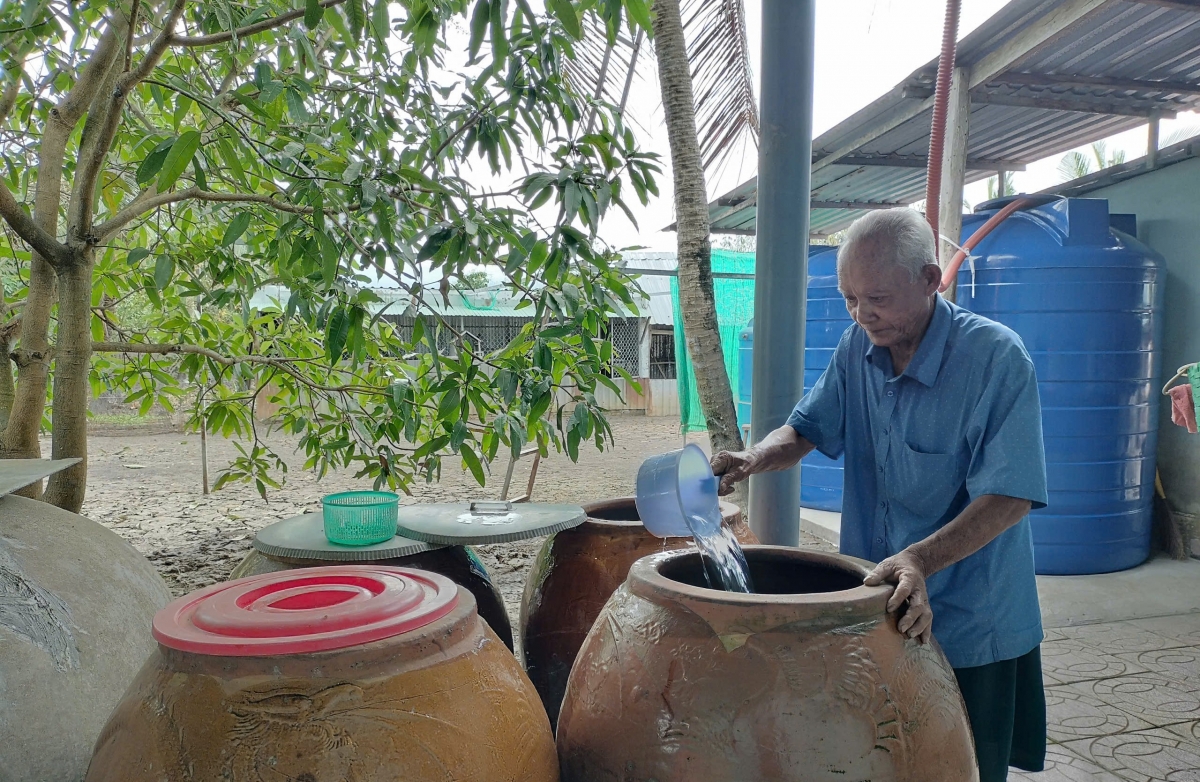 Tại xã Biển Bạch, huyện Thới Bình cứ đến mùa khô nhiều hộ dân lại bị thiếu nước sinh hoạt