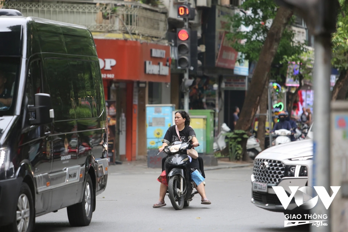 Có thể "trách" lực lượng chức năng có phần lơi lỏng sau những ngày tháng siết chặt thực hiện Nghị định 168, nhưng cũng khó có thể đổ lỗi cho họ, bởi không thể lúc nào cũng đảm bảo đủ lực lượng kiểm tra ở khắp các tuyến đường.