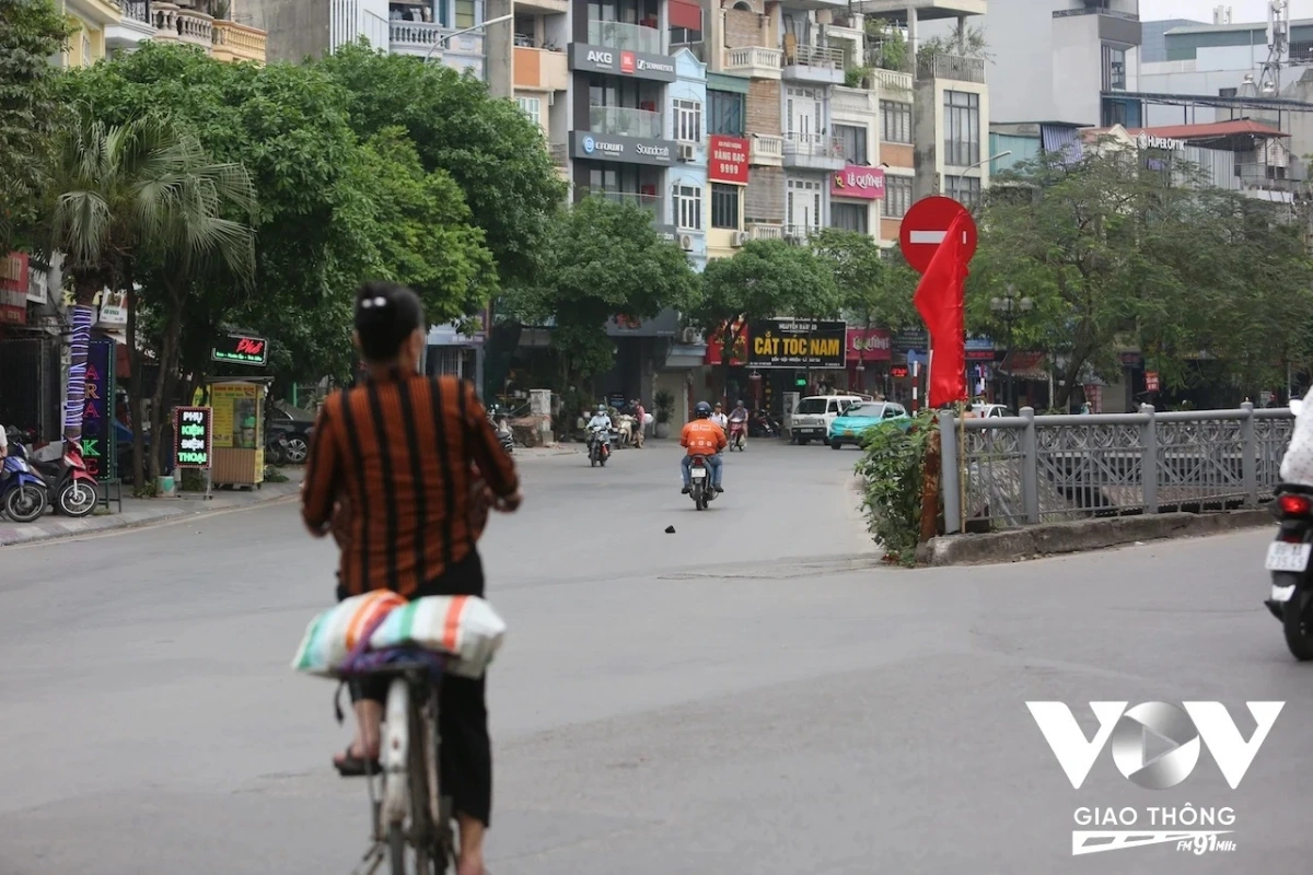 Quan trọng nhất, vẫn là ý thức của người tham gia giao thông. Vẫn còn đó tình trạng chấp hành theo kiểu đối phó, chứ không phải thực sự chuyển biến từ ý thức. Họ chấp hành khi mức phạt quá nặng, và vi phạm khi vắng bóng lực lượng chức năng...