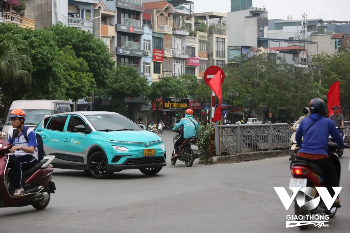 Những lỗi phổ biến và có phần thành "truyền thống" với nhiều người tham gia giao thông, đó là: Không đội mũ bảo hiểm khi ngồi trên xe máy, vượt đèn đỏ, chèn vạch lấn làn, chở quá tải, đi vào đường cấm, đi ngược chiều, điều khiển xe máy đi trên vỉa hè, dừng đỗ ô tô sai quy định...
