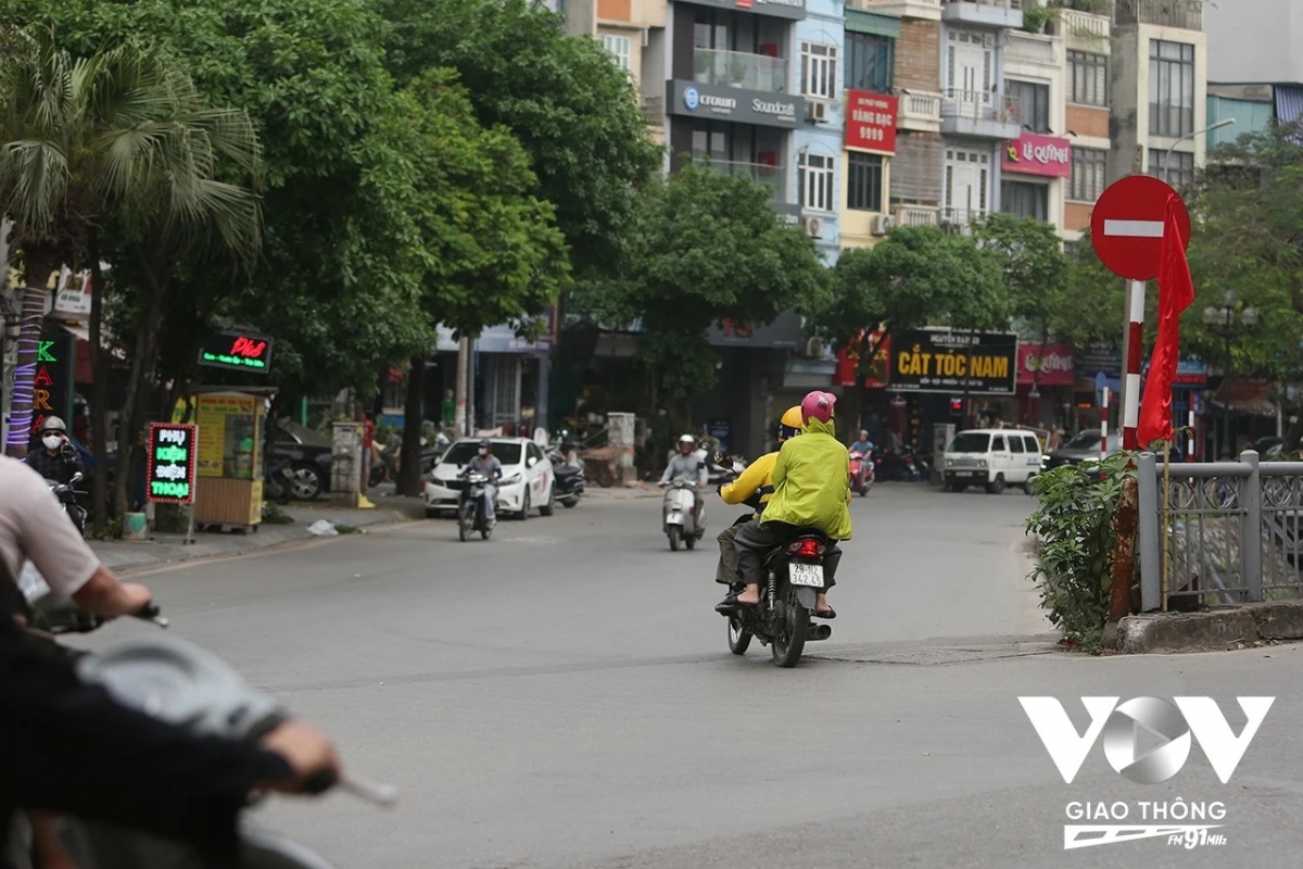 Tại ngã 3 đầu đường Kim Ngưu, quận Hai Bà Trưng, tình trạng đi ngược chiều là phổ biến