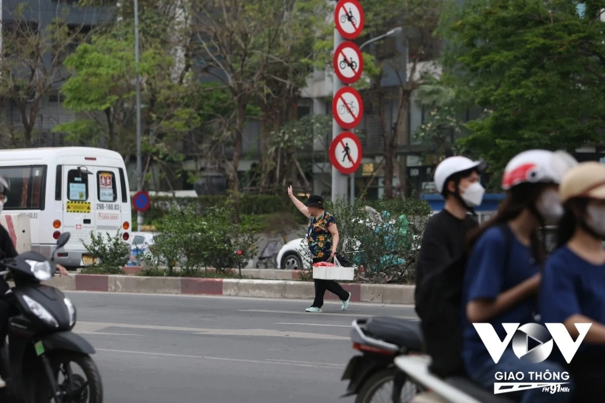 Người Việt vẫn không có thói quen sang đường đúng nơi quy định mặc cho có biển cảnh báo