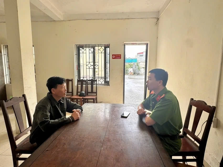 Ông Khuất Văn Sinh làm việc với cơ quan công an, Ảnh: Công an Phú Thọ.