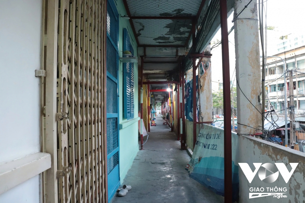 Kết cấu chống đỡ công trình phải được gia cố thêm các thanh sắt chèn chống ở một số điểm xung yếu