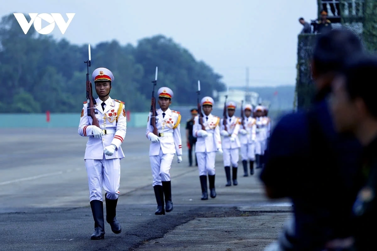From early morning, all the parade formations to participate in the April 30 grand ceremony gather at Air Regiment 935 of the Air Defense – Air Force Service at Bien Hoa Airbase, to carry out the joint rehearsal.