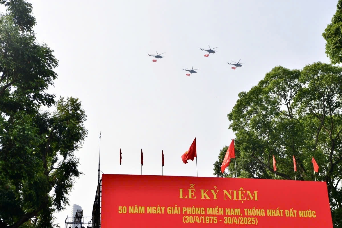 Meanwhile, 10 helicopters fly over the sky of the city, followed shortly after by the Yak and Su squadrons to cheers from the crowds below.