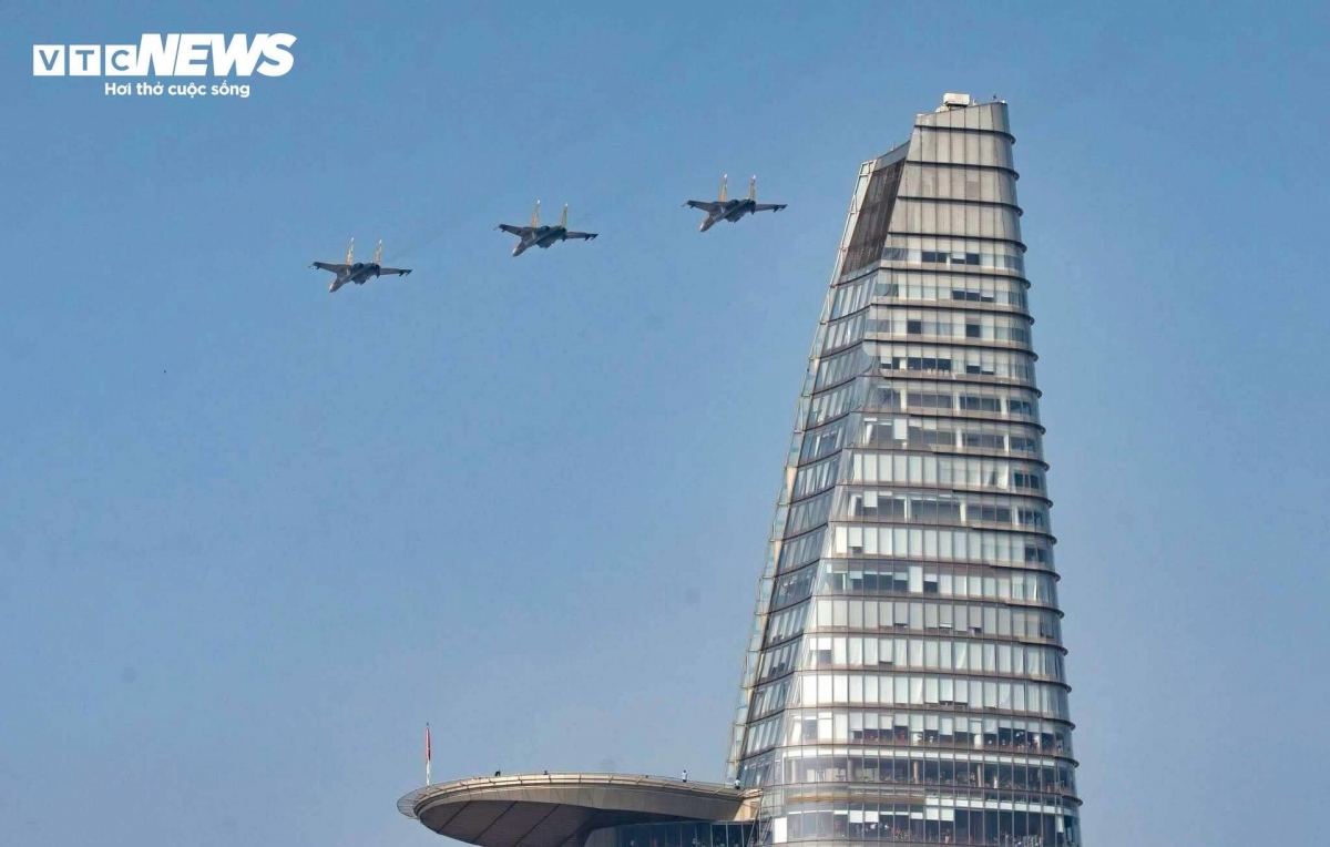 Xuất phát từ sân bay Biên Hòa (Đồng Nai), các biên đội có mặt tại trung tâm TP.HCM đúng 8h7 phút.