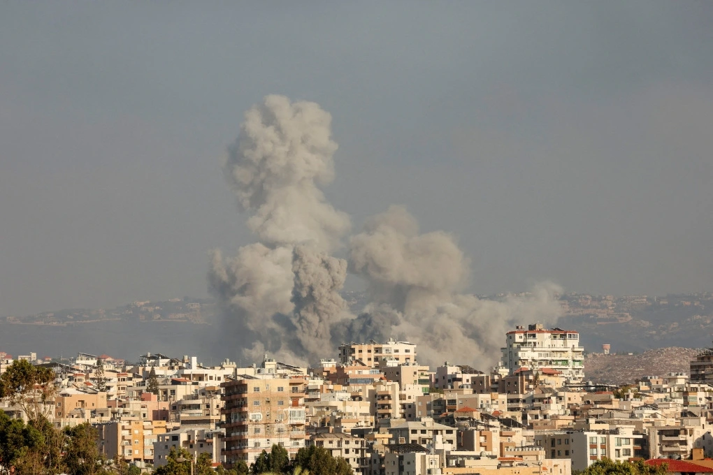 Cột khói bốc lên sau đòn không kích của Israel vào Tyre, miền nam Lebanon ngày 23/9. Ảnh: Reuters
