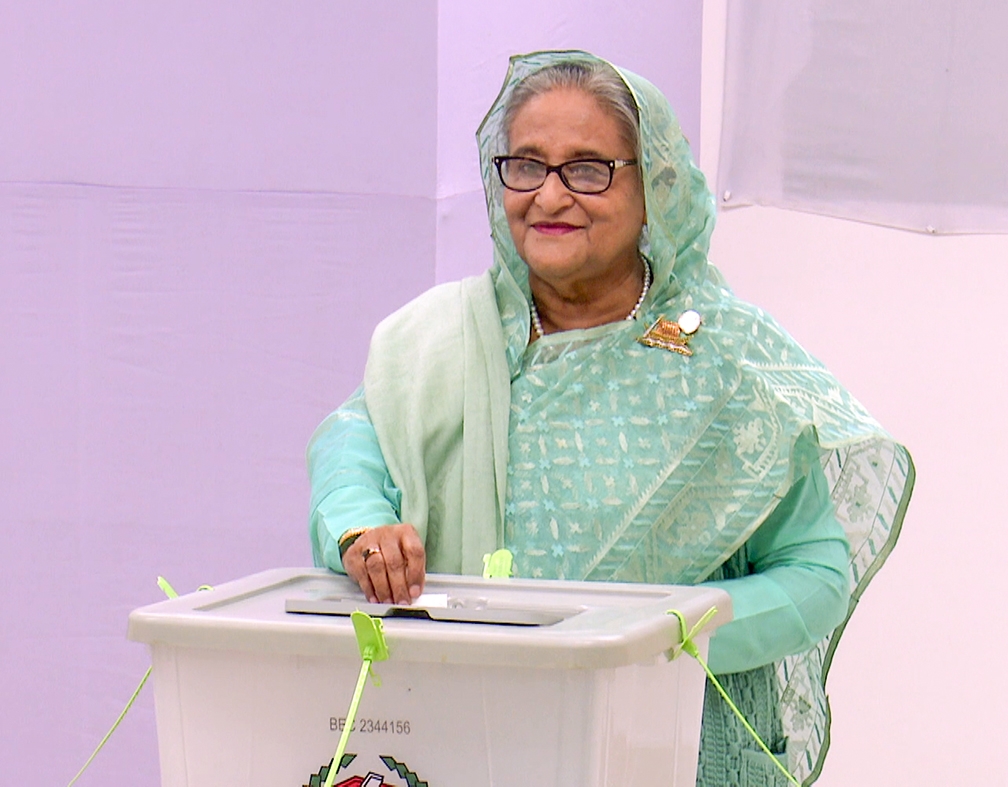 Cựu Thủ tướng Bangladesh Sheikh Hasina đi bỏ phiếu tại thủ đô Dhaka trong cuộc bầu cử ngày 7/1/2024. Ảnh: ANI