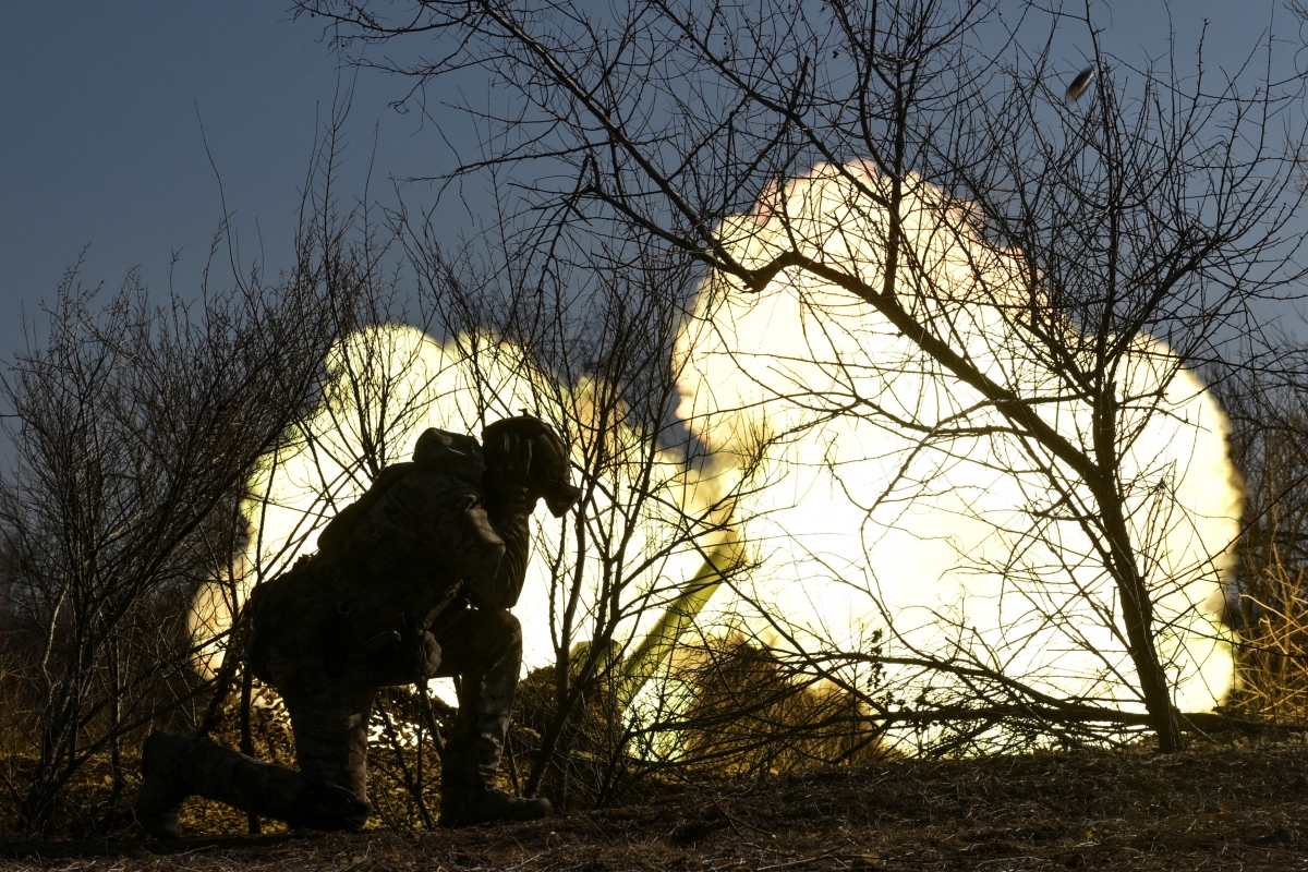 Binh lính Ukraine khai hỏa lựu pháo về phía quân đội Nga trên tiền tuyến. Ảnh: Reuters