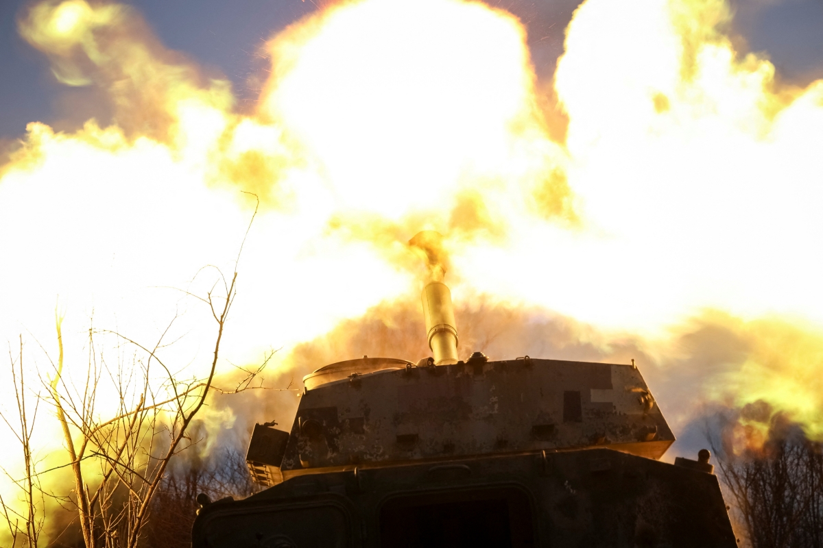 Binh lính Ukraine khai hỏa lựu pháo tự hành về phía quân đội Nga trên tiền tuyến ở Kherson. Ảnh: Reuters