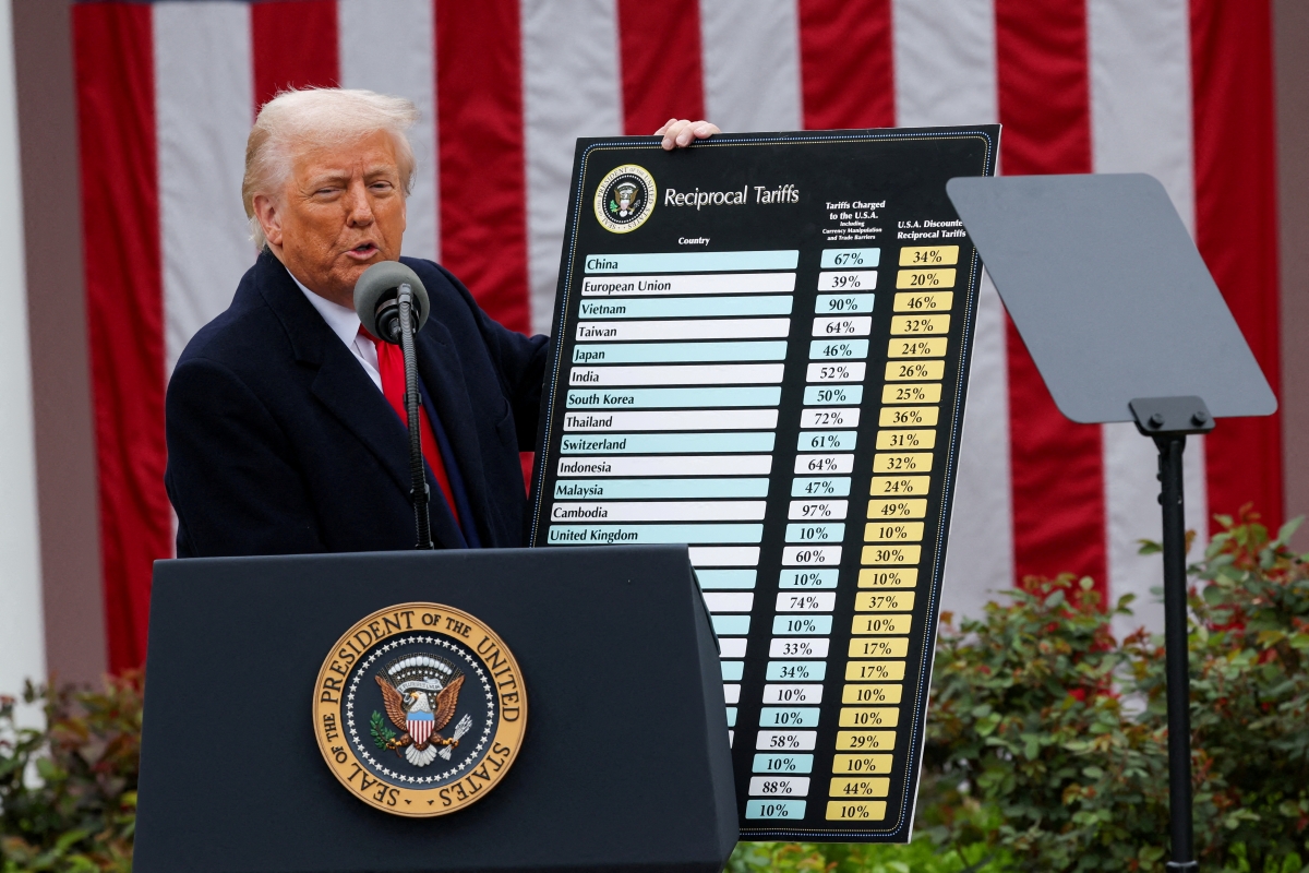 Tổng thống Mỹ Donald Trump đưa ra những bình luận về thuế quan tại Vườn Hồng, Nhà Trắng ngày 2/4. Ảnh: Reuters