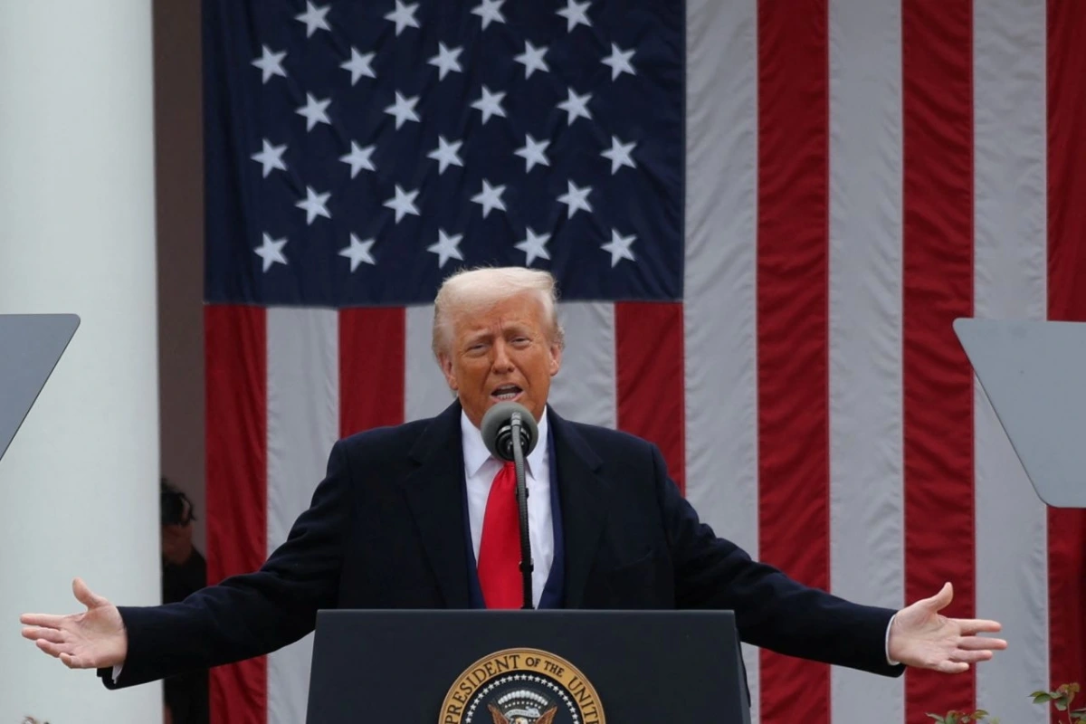 Tổng thống Trump sẽ áp thuế lên tới 125% đối với hàng hóa Trung Quốc (Ảnh: Reuters)