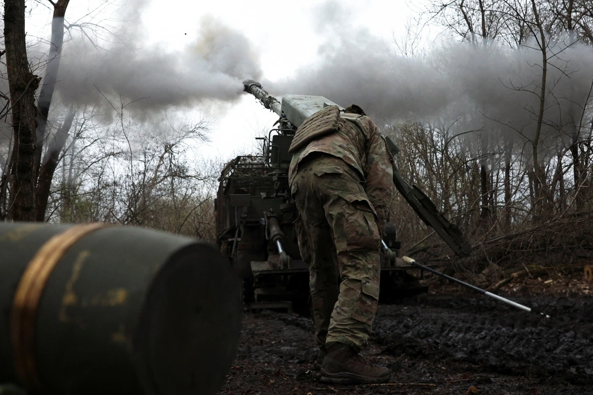 Binh lính Ukraine khai hỏa lựu pháo tự hành về phía quân đội Nga trên tiền tuyến. Ảnh: Reuters
