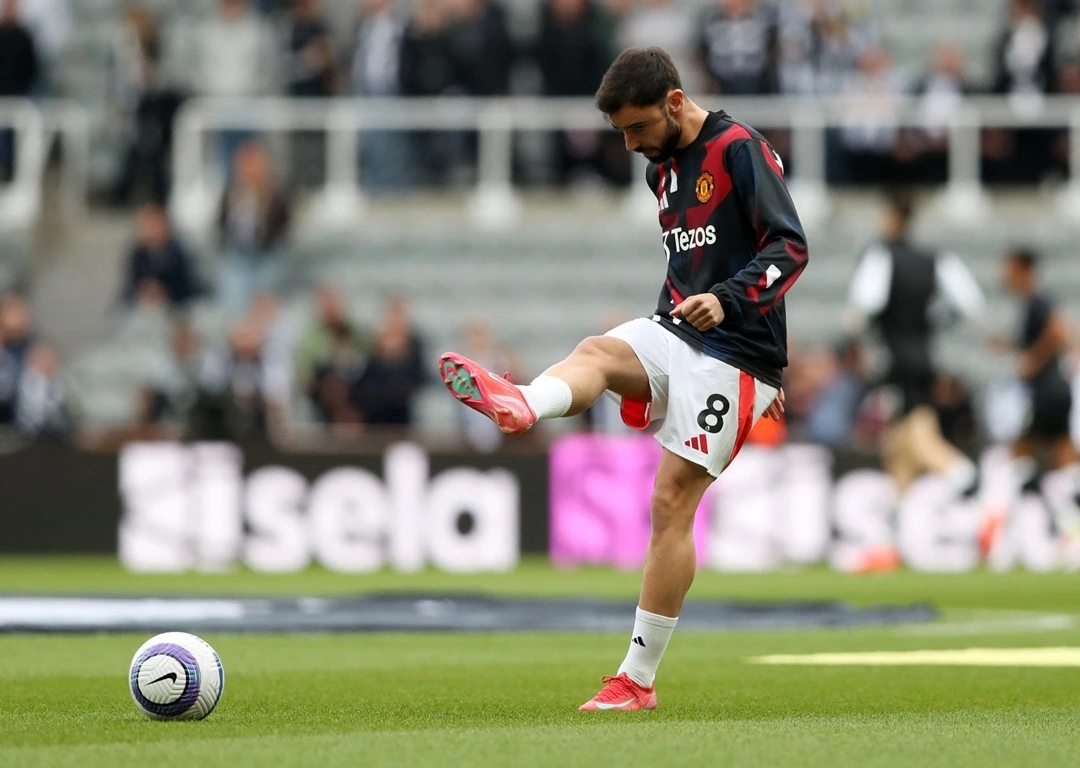 Các cầu thủ MU khởi động trước trận trên sân St James' Park (Ảnh: Reuters)