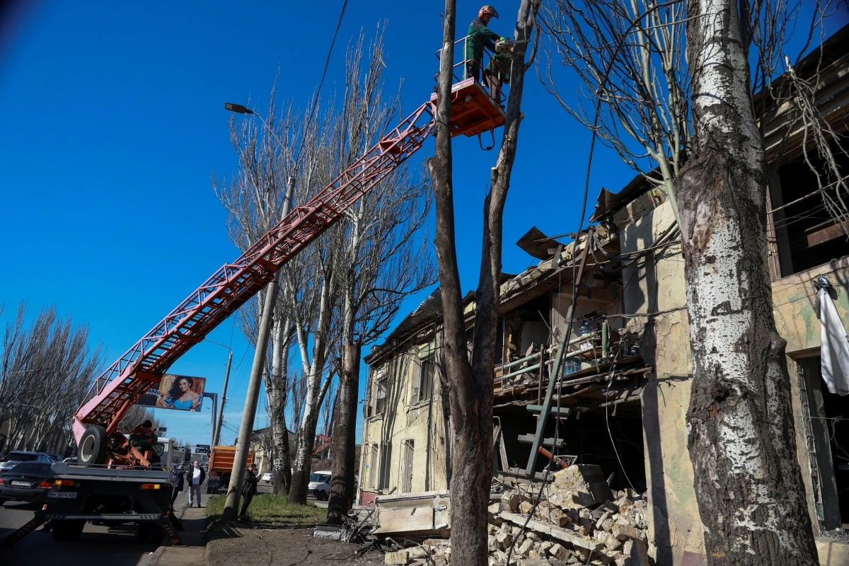 Cảnh tượng ở Odesa sau cuộc tấn công UAV ngày 14/4/2025. Ảnh: Reuters