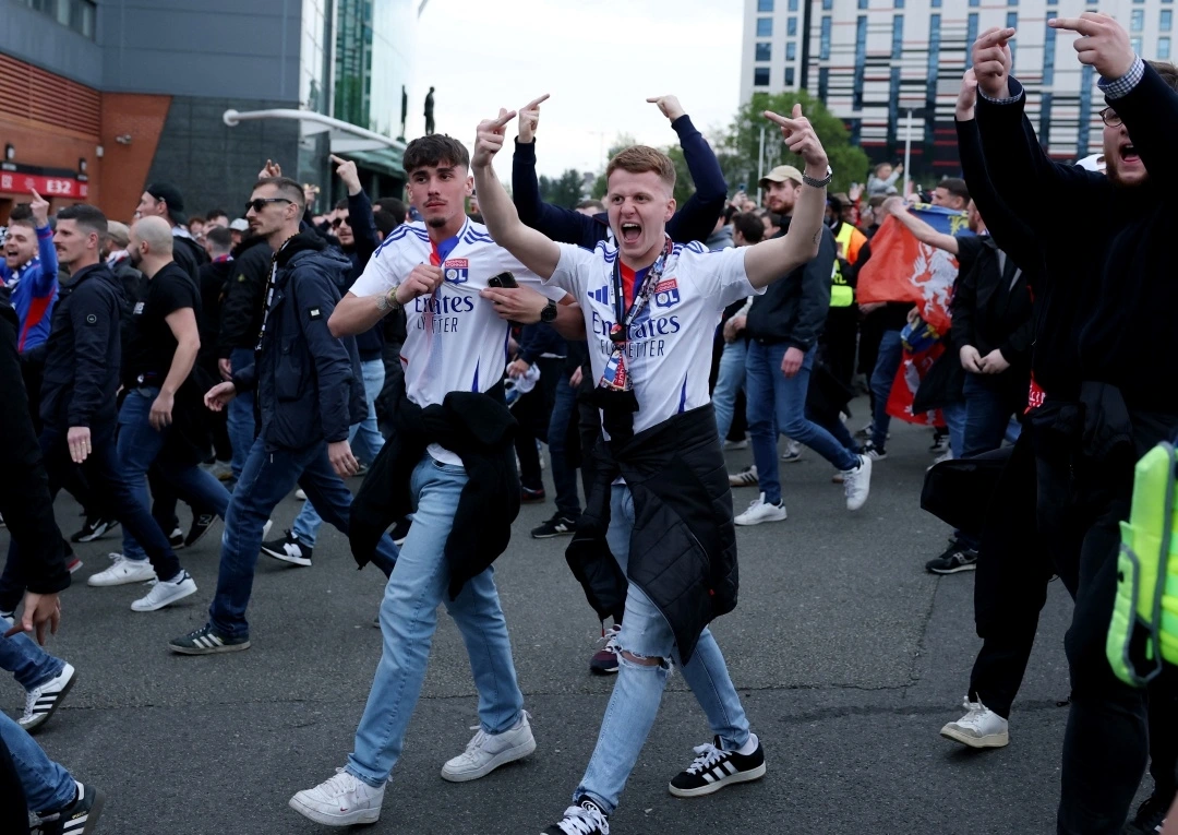 Các CĐV Lyon ở Old Trafford (Ảnh: Reuters)