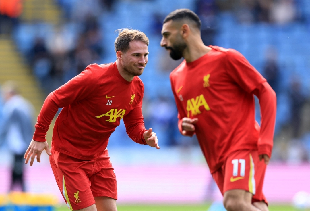 Các cầu thủ Liverpool khởi động trước giờ G (Ảnh: Reuters)