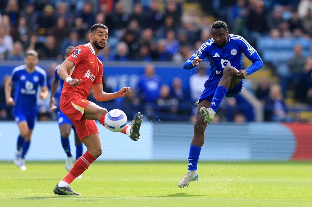 Leicester chơi đôi công cùng Liverpool sau tiếng còi khai cuộc (Ảnh: Reuters)