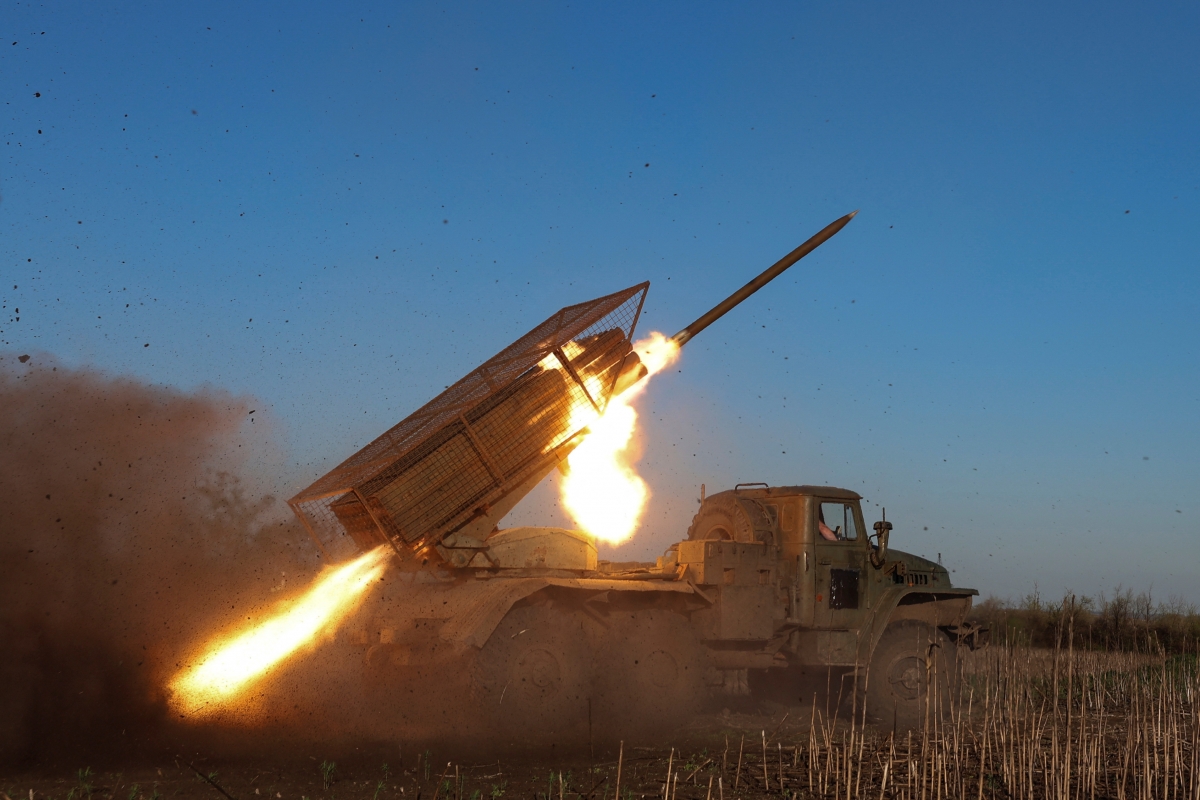 Binh lính Ukraine khai hỏa pháo phản lực Grad về phía quân đội Nga trên tiền tuyến ở Pokrovsk. Ảnh: Reuters