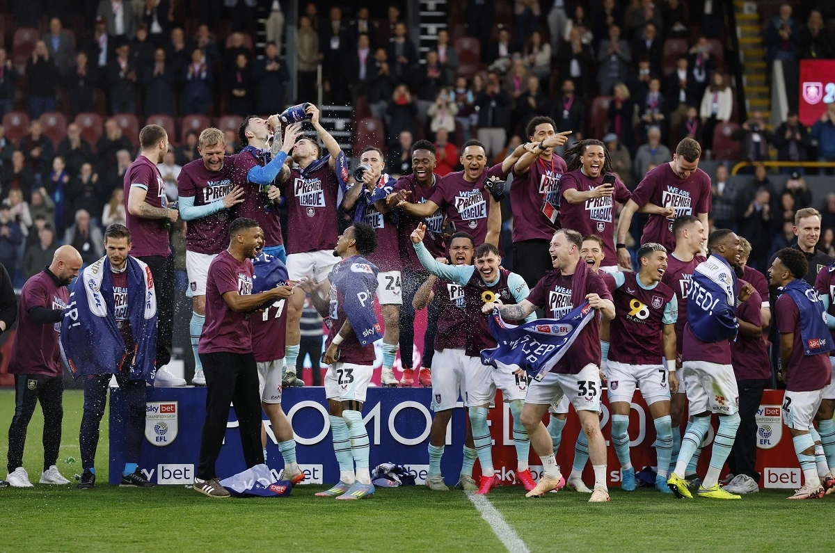 Các cầu thủ Burnley ăn mừng tấm vé lên hạng. (Ảnh: Reuters).
