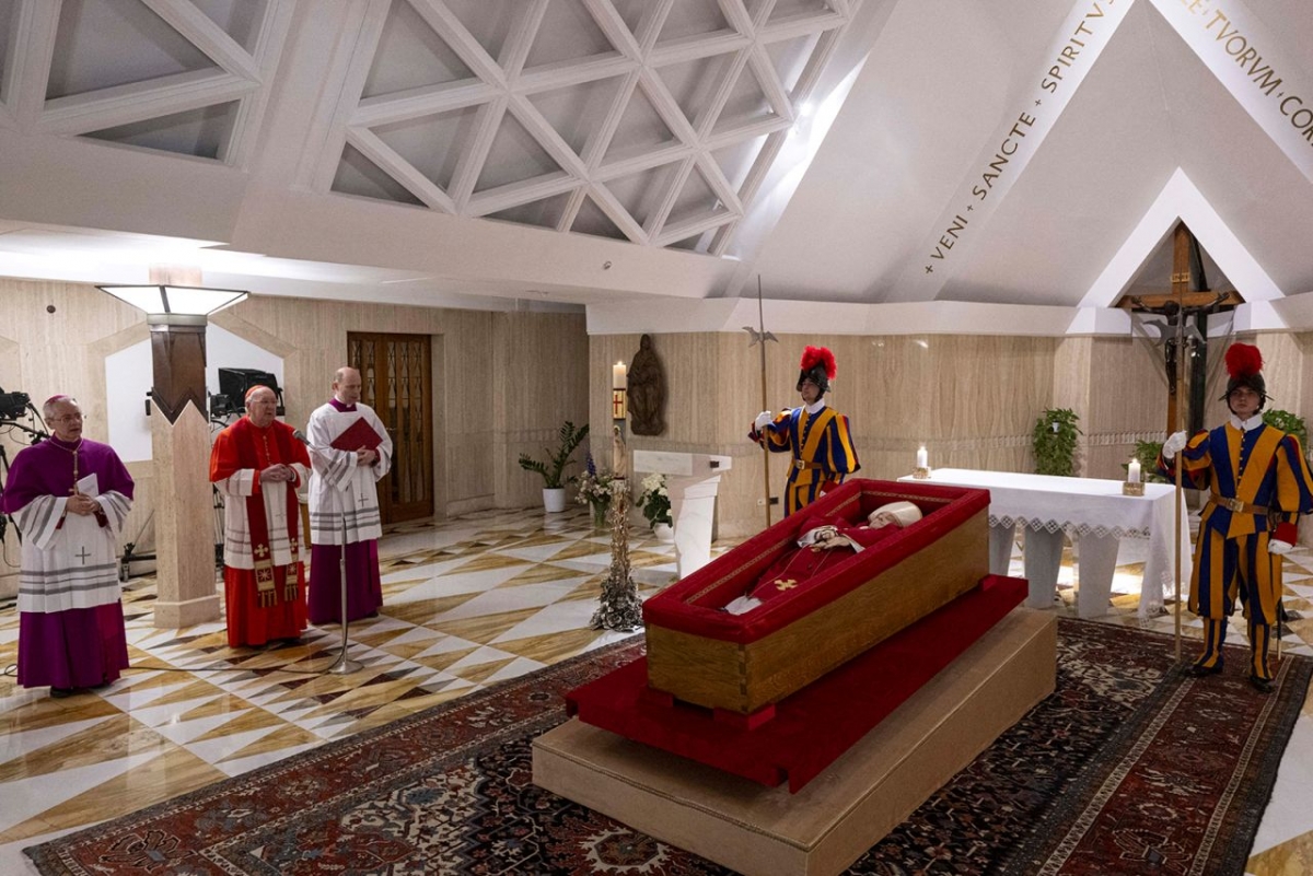 Linh cữu Giáo hoàng Fracis được đặt tại dinh thự Casa Santa Marta (Ảnh: Reuters)