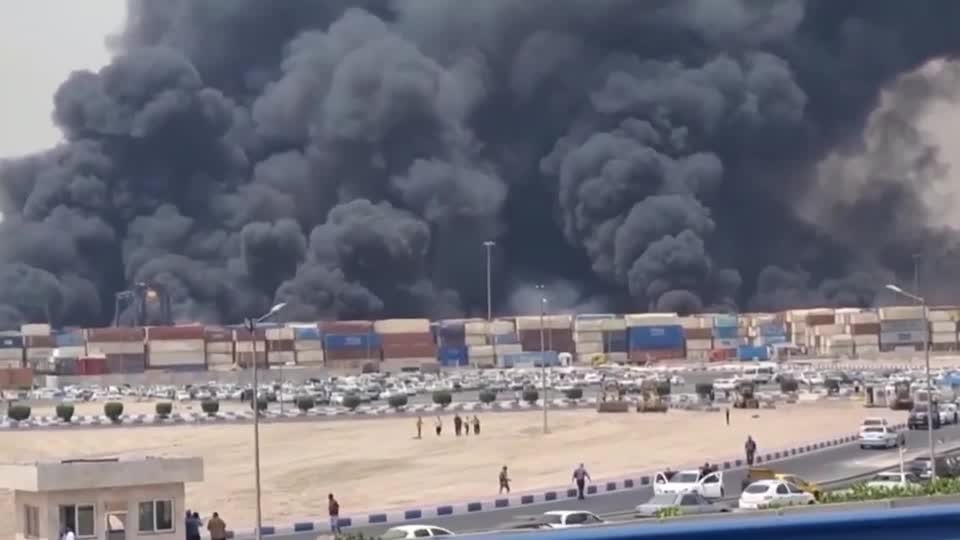 Khói bốc lên do vụ nổ tại một bến cảng ở Iran. Nguồn: Reuters