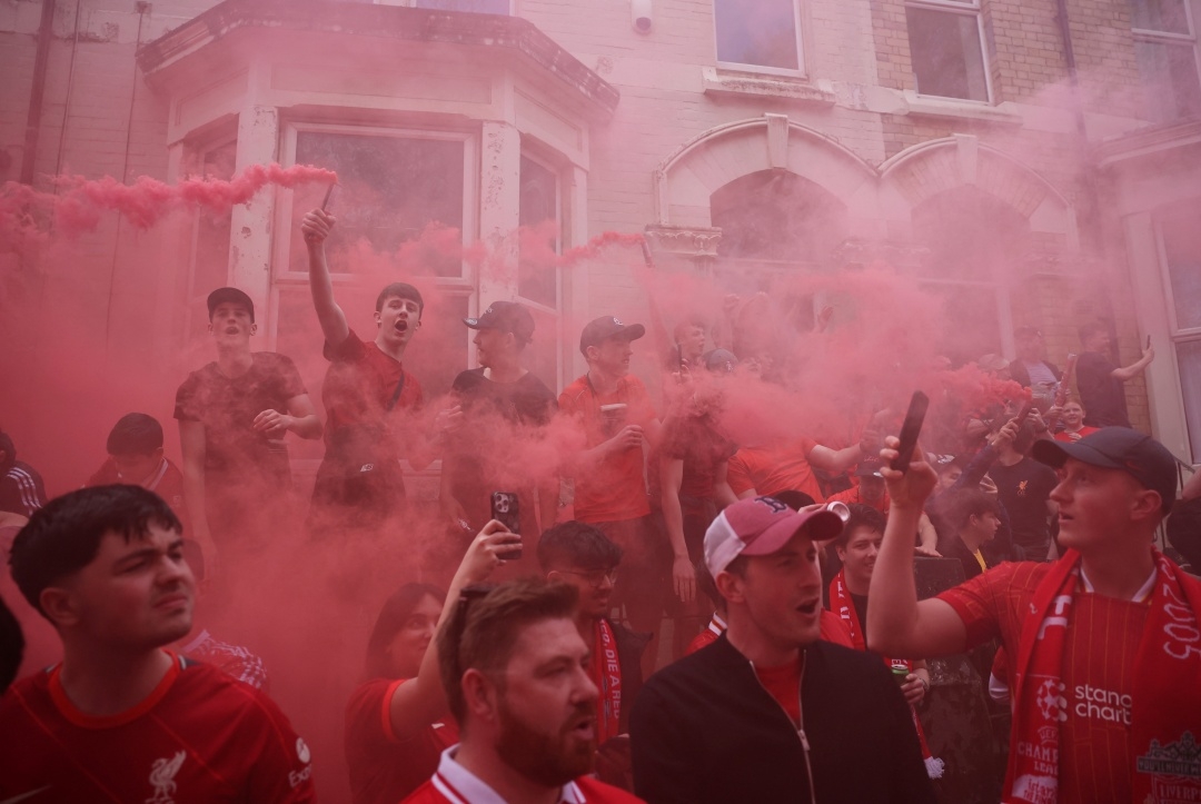 Bầu không khí đầy sôi động được tạo nên bên ngoài sân Anfield trước trận Liverpool vs Tottenham trong khuôn khổ vòng 34 Ngoại hạng Anh 2024/2025 (Ảnh: Reuters)