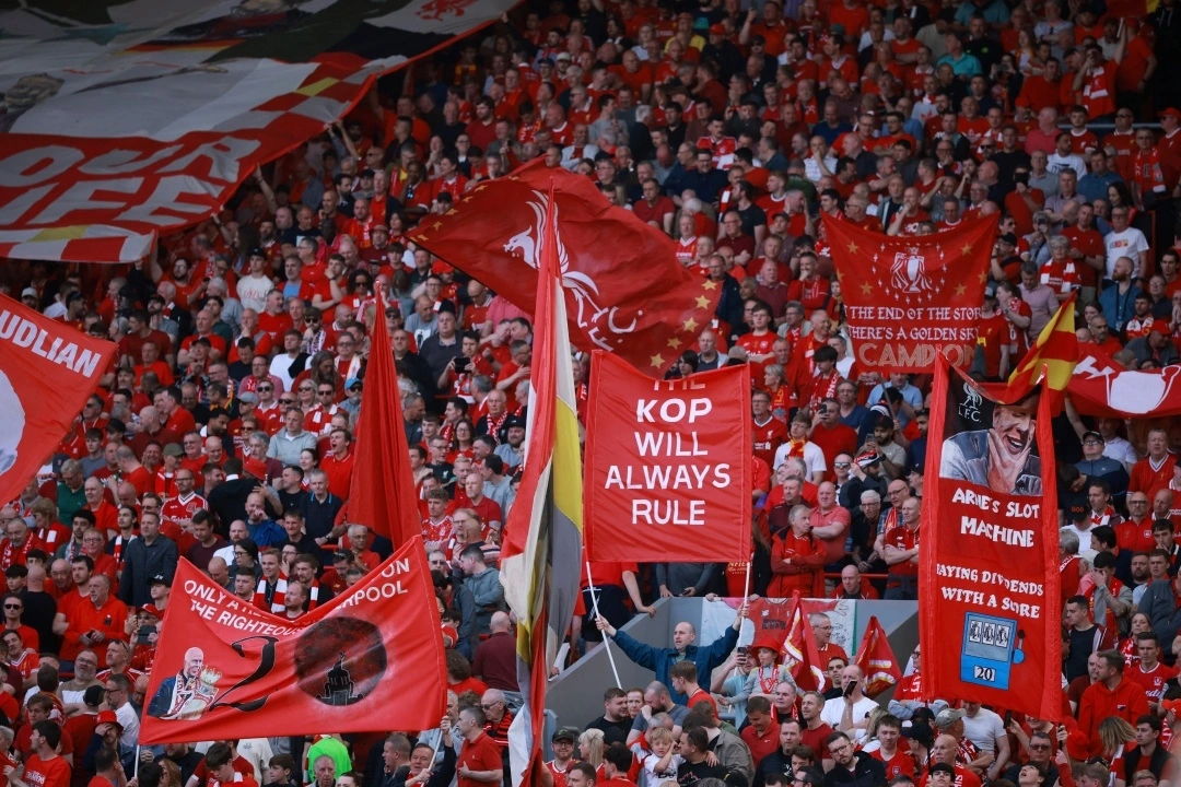 Bầu không khí đầy sôi động ở Anfield (Ảnh: Reuters)