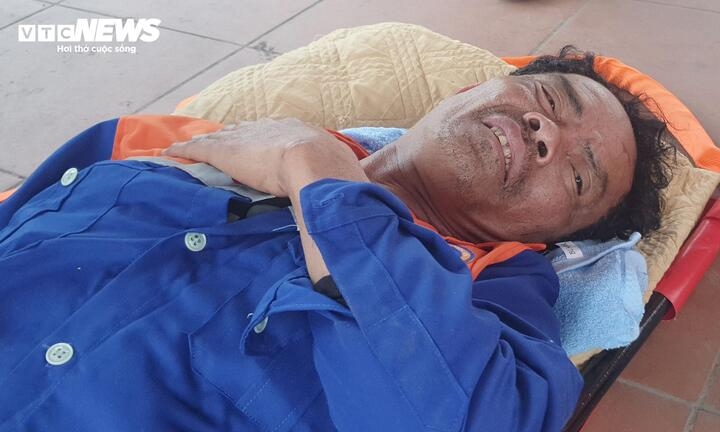 Ông Nguyễn Văn Sen vừa đau vừa mệt mỏi, nói không thành tiếng sau khi được đưa về đất liền