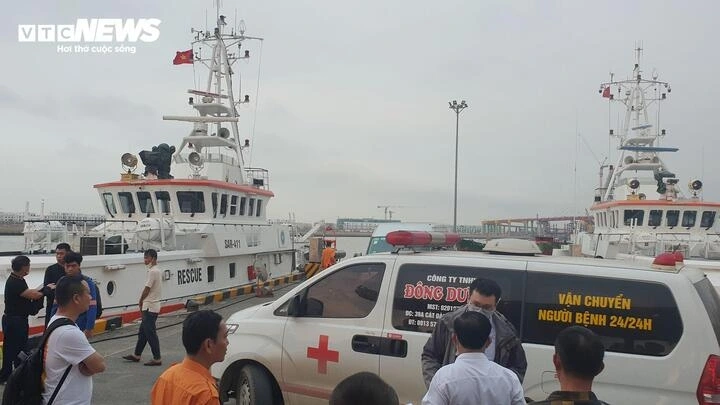 Chiều 8/4, Trung tâm phối hợp Tìm kiếm cứu nạn hàng hải Khu vực 1 bàn giao 12 nạn nhân cho người nhà và các cơ quan chức năng