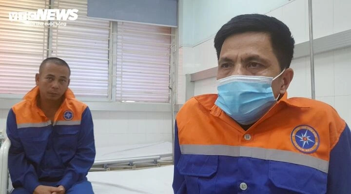 Ông Lê Minh Tuấn (bên trái) và ông Nguyễn Xuân Thủy vẫn chưa hết bàng hoàng khi kể lại khoảnh khắc tàu cá bị đâm chìm.