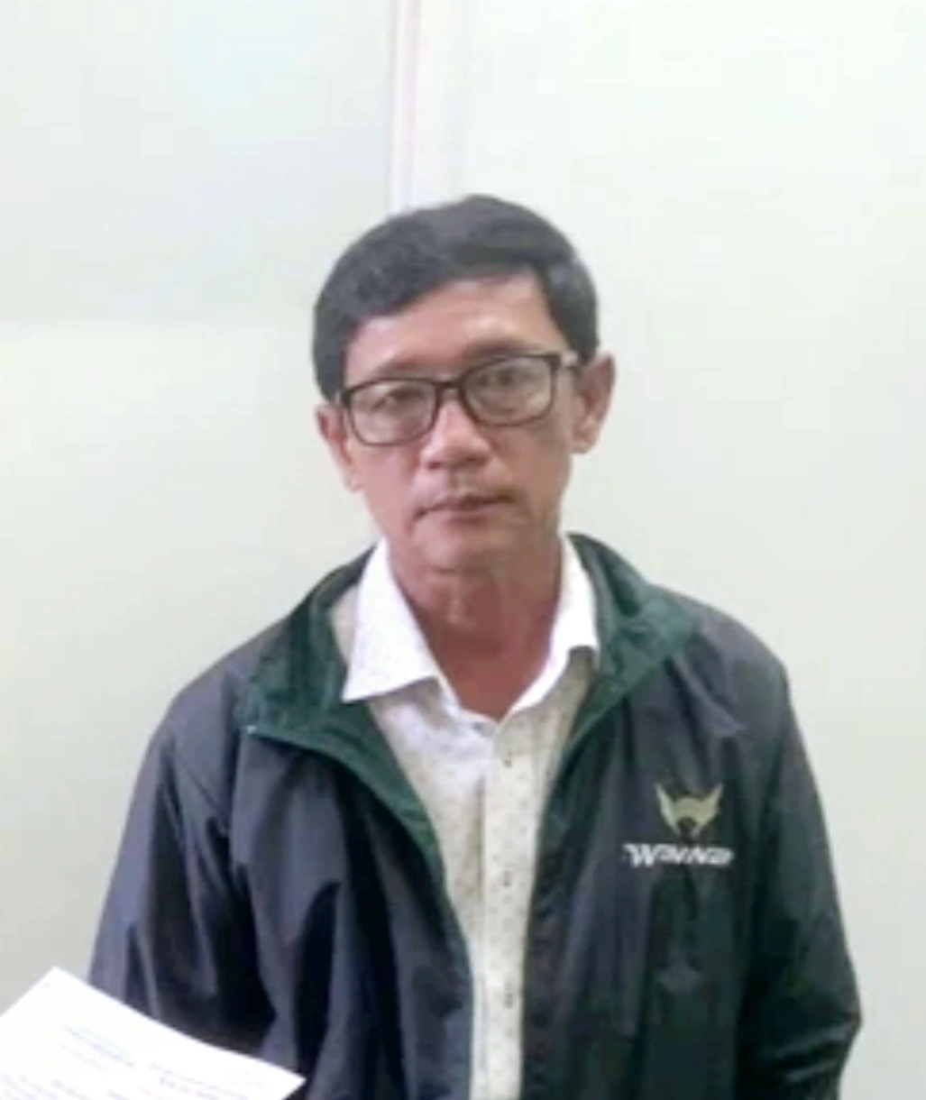 Cơ quan điều tra tống đạt quyết định khởi tố đến ông Chung Hoàng Vũ.